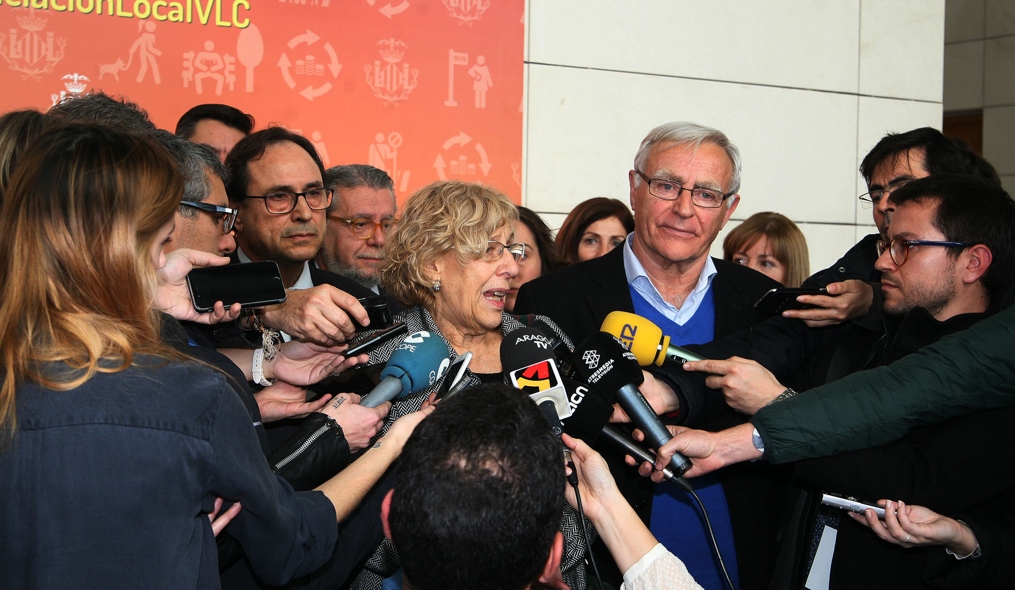 Diversos momentos de la jornada celebrada hoy en Valencia y que ha contado con la participaci&oacute;n de Manuela Carmena